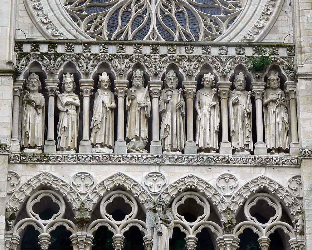 ゴシック大聖堂とアンコール装飾